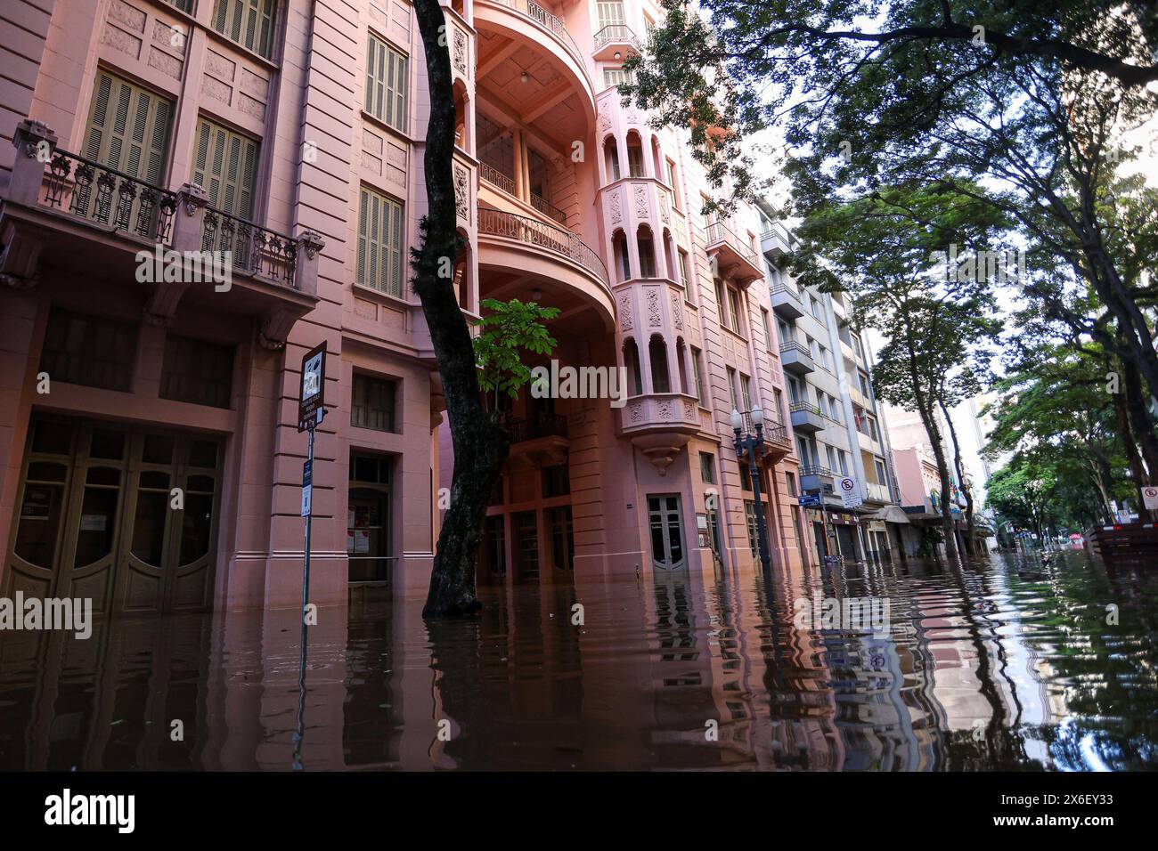 Porto Alegre, Brésil. 14 mai 2024. L'une des principales attractions touristiques du centre de Porto Alegre, Casa de Cultura Mario Quintana, continue d'être envahie par les eaux du lac de Guaiba ce mardi (14/07/2024). Une série de fortes pluies provoquées par un événement météorologique extrême a frappé l'État du Rio Grande do Sul, provoquant des inondations et des inondations, laissant des sans-abri et des morts dans différentes villes, plaçant toute la région dans un état de calamité publique. PHOTO : Maxi Franzoi/AGIF (photo : Maxi Franzoi/AGIF/SIPA USA) crédit : Sipa USA/Alamy Live News Banque D'Images