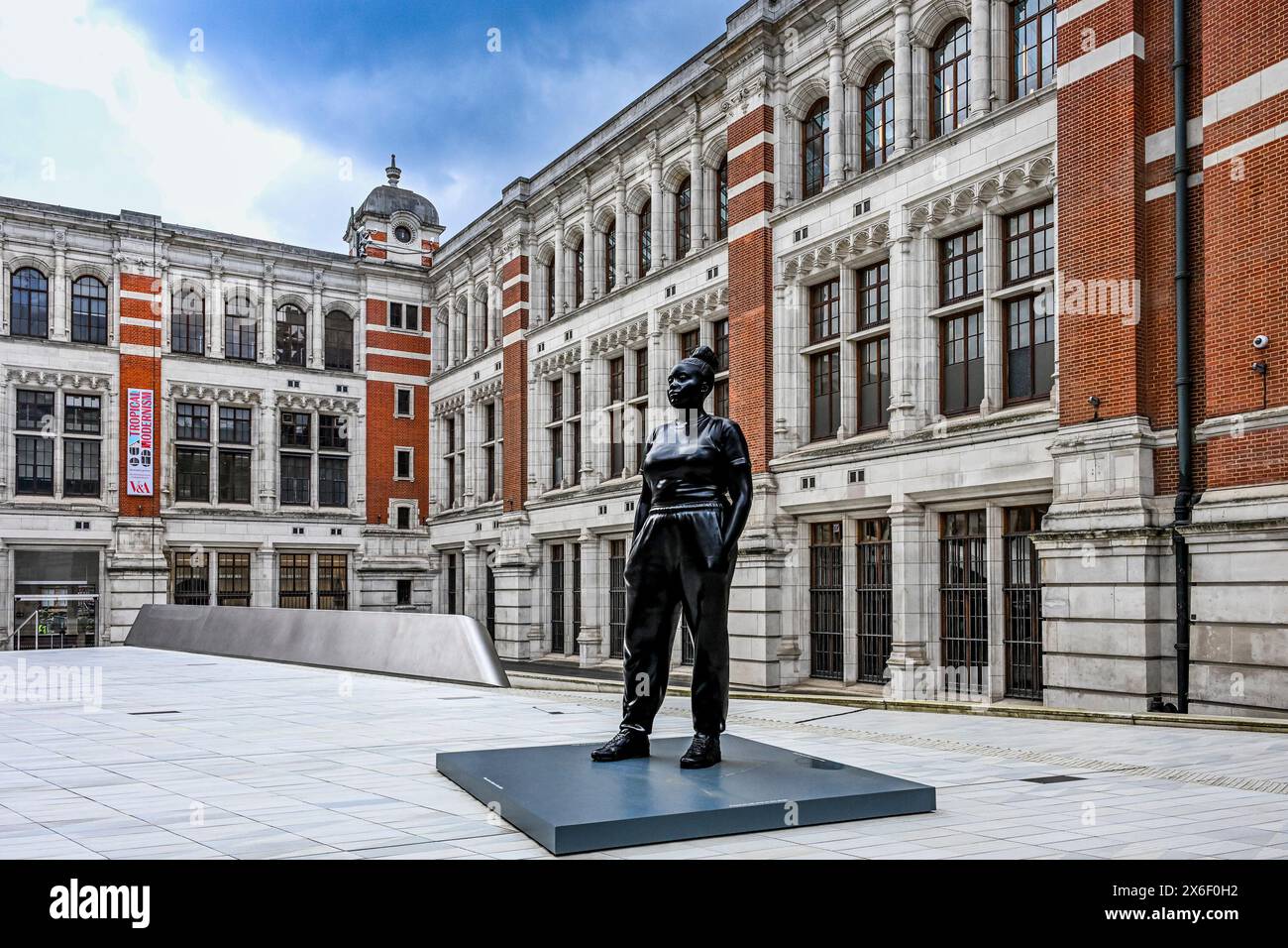 Sculptures de moments contenues par Thomas J Price, Victoria and Albert Museum, Londres, Angleterre, U. K Banque D'Images