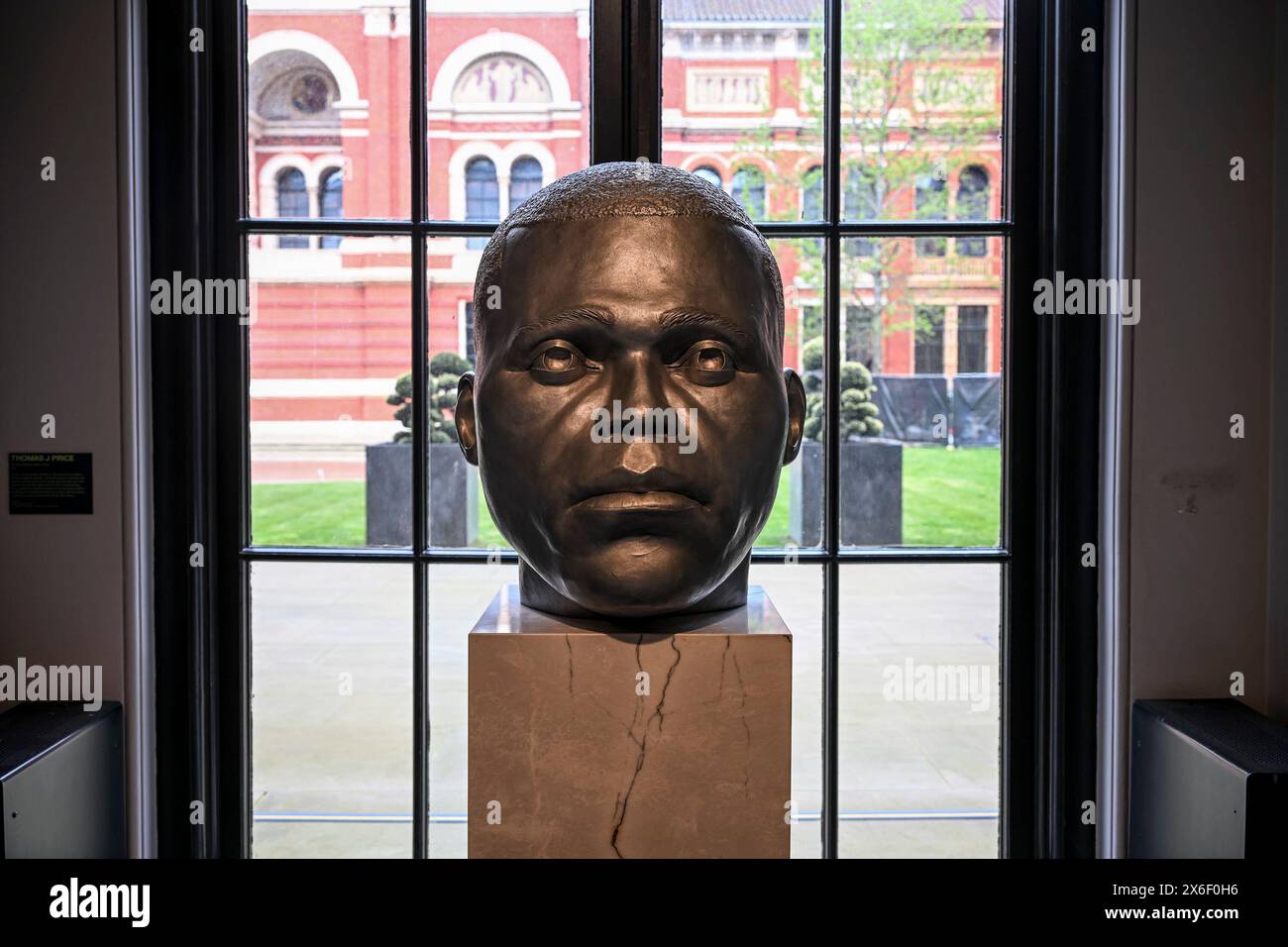 NUMEN, Shifting Votive Two, sculpture de Thomas J Price, Victoria and Albert Museum, Londres, Angleterre, U. K Banque D'Images