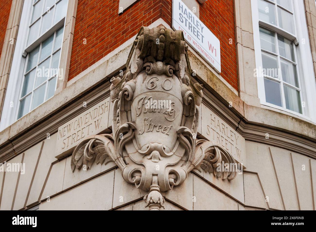 Sculpture sur pierre ornant la jonction de Harley et New Cavendish Street à Londres, dimanche 28 avril 2024. Photo : David Rowland / One-Image.com Banque D'Images