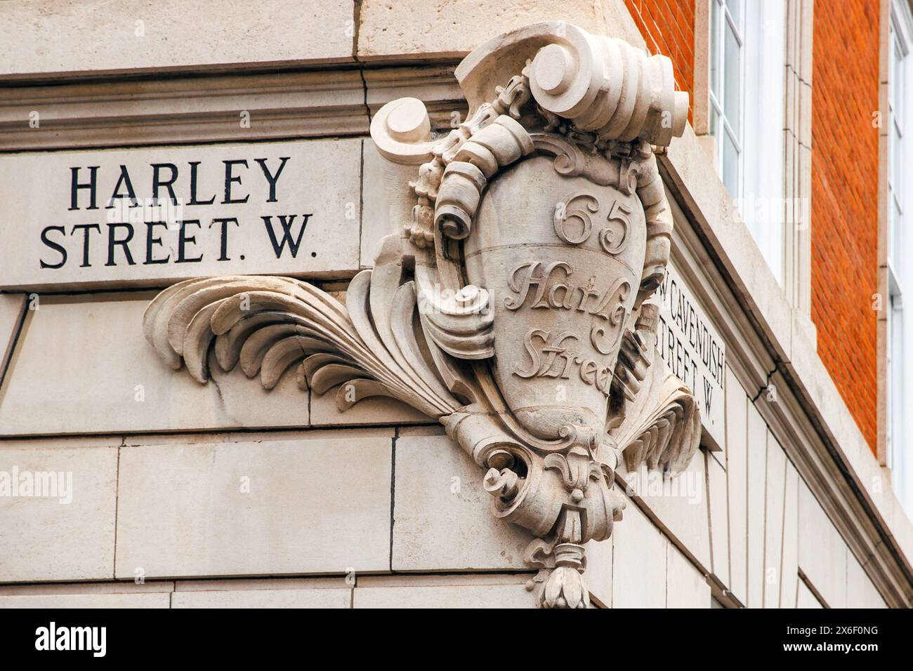 Sculpture sur pierre ornant la jonction de Harley et New Cavendish Street à Londres, dimanche 28 avril 2024. Photo : David Rowland / One-Image.com Banque D'Images