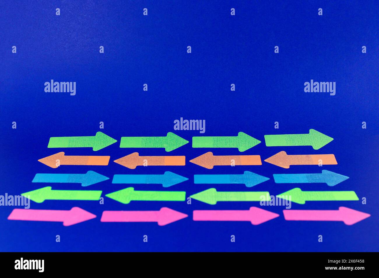 Flèches colorées indiquant différentes directions Banque D'Images