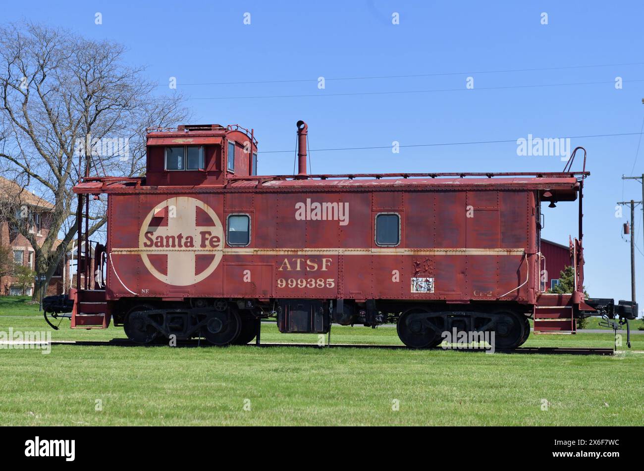 Streator, Illinois, États-Unis. Un caboose de chemin de fer à la retraite d'Atchinson, Topeka & Santa Fe (Santa Fe) se trouve dans un cadre de champ dans la campagne agricole de l'Illinois Banque D'Images
