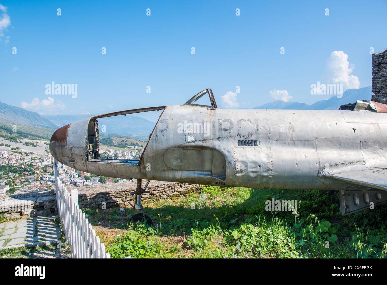 Gjirokastra Albanie - 4 juillet. 2023 : Lockheed T-33 Shooting Star exposé au château de Gjirokastra Banque D'Images