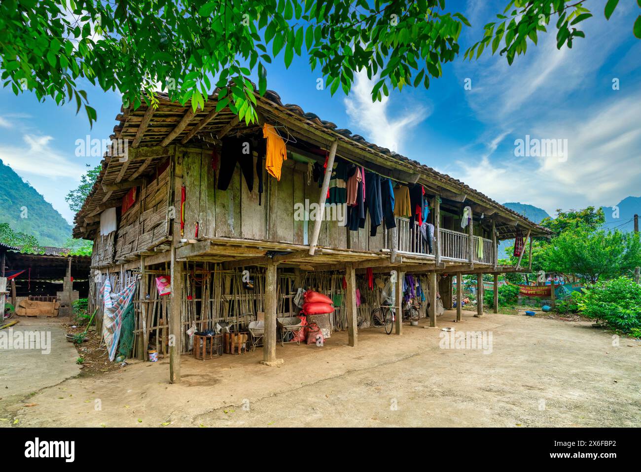 L'architecture de la maison traditionnelle sur pilotis avant des personnes ethniques dans la vallée de bac son, Lang son, Vietnam Banque D'Images