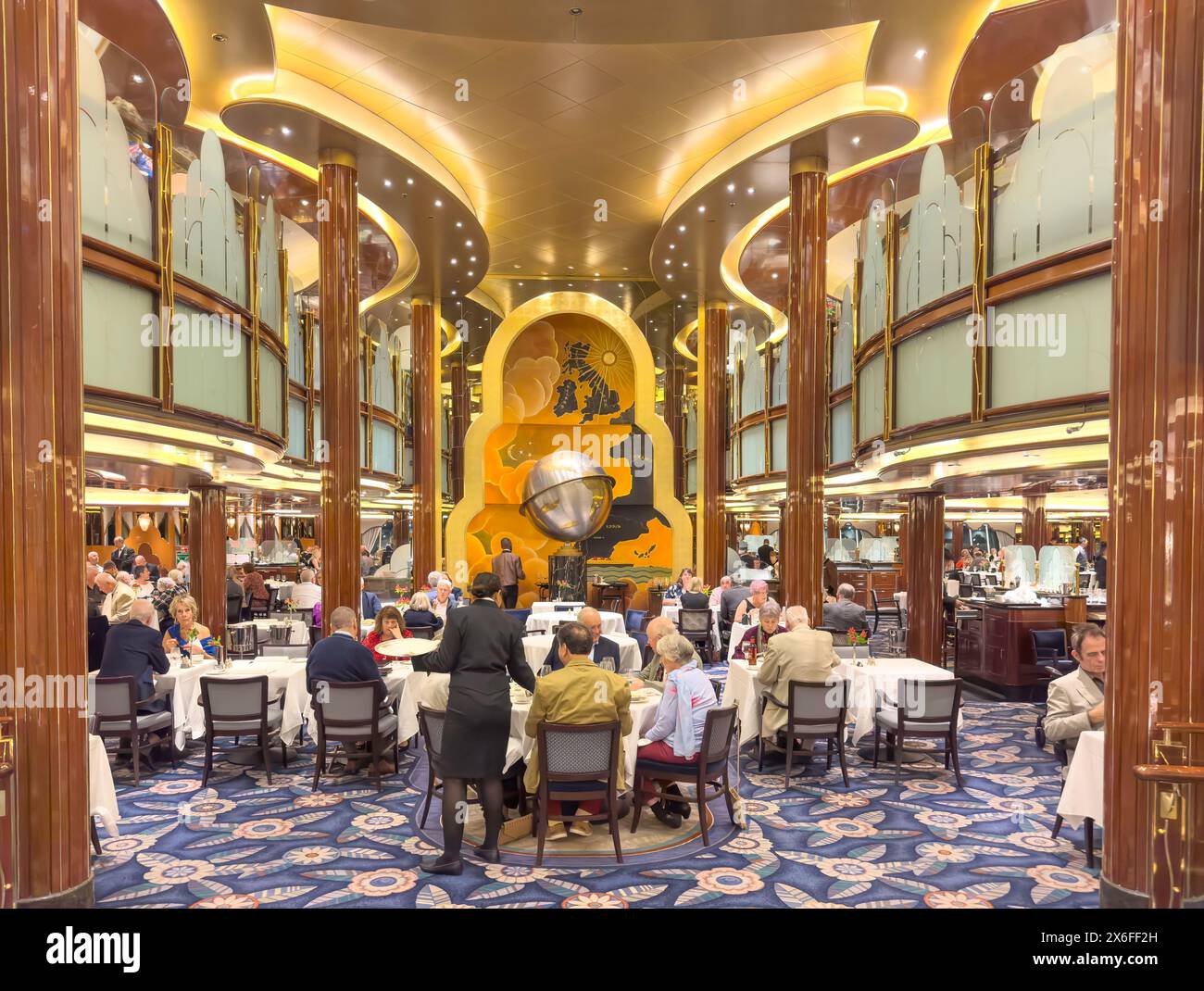 Restaurant Britannia sur le navire de croisière Cunard MS Queen Victoria (QV), golfe de Gascogne, océan Atlantique, Europe Banque D'Images