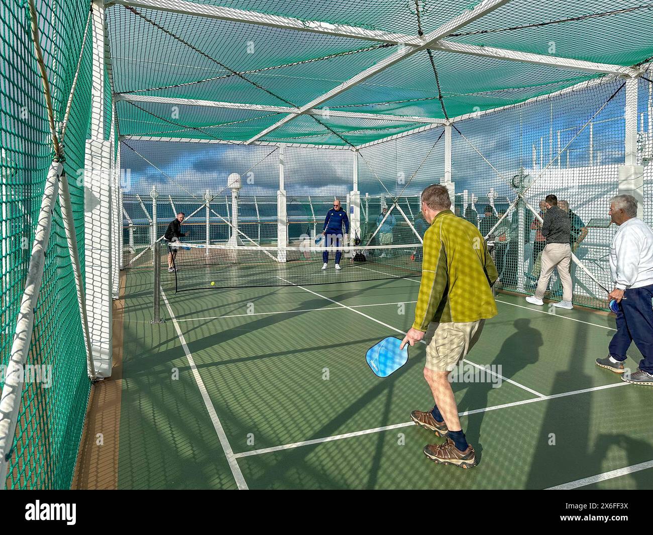 Paddle tennis sur le pont du bateau de croisière Cunard MS Queen Victoria (QV), Golfe de Gascogne, Océan Atlantique, Europe Banque D'Images