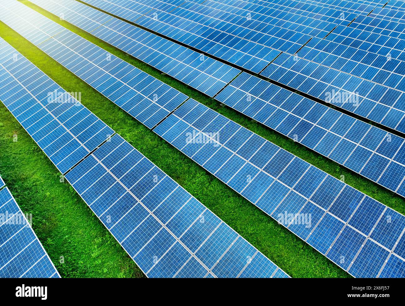 Ferme solaire et lumière du soleil. Énergie solaire pour l'énergie verte. Énergies renouvelables durables. Centrale photovoltaïque ou parc solaire. Panneau solaire installati Banque D'Images