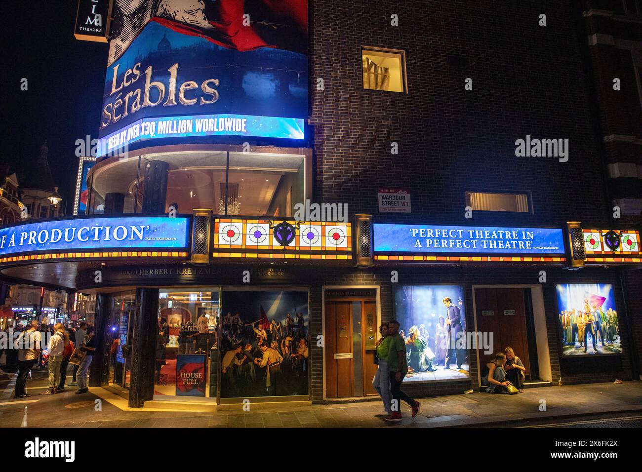 Production musicale les Misérables au théâtre de Sondheim dans le West End de Londres, soirée tournée avec des enseignes au néon, Londres, Angleterre, Royaume-Uni, 2023 Banque D'Images