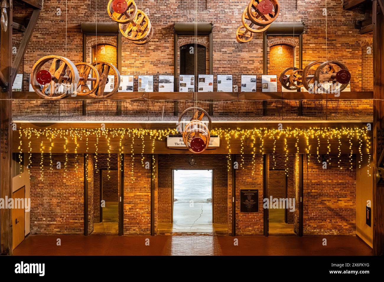 Vue sur le hall du Columbus Convention & Trade Center dans le bâtiment restauré de 1853 Columbus Iron Works le long de la rivière Chattahoochee à Columbus, Géorgie. Banque D'Images