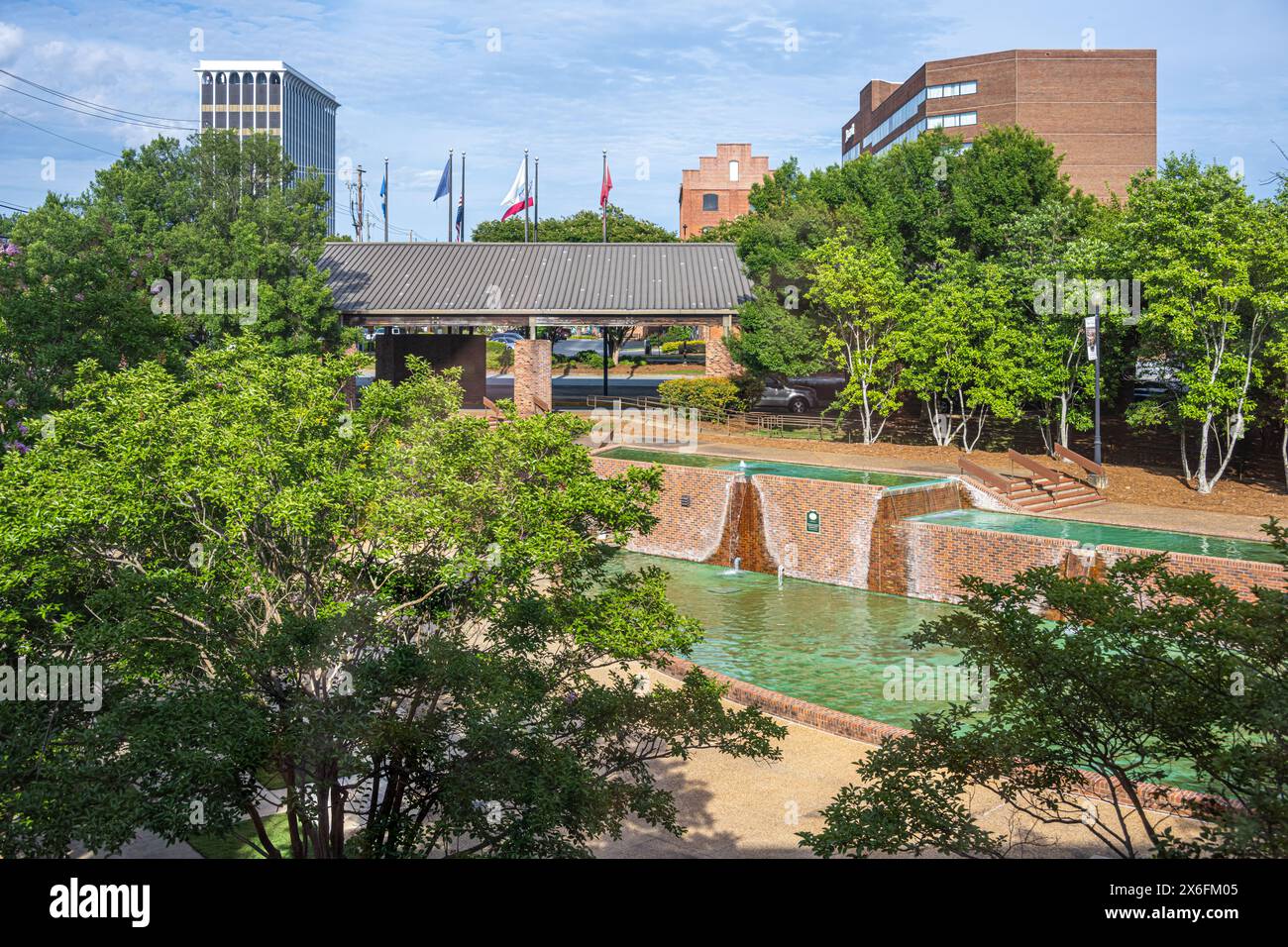 Piscines en cascade dans la cour du Columbus Georgia Convention & Trade Center avec vue sur le Columbus Marriott et le palais de justice du comté de Muscogee. Banque D'Images
