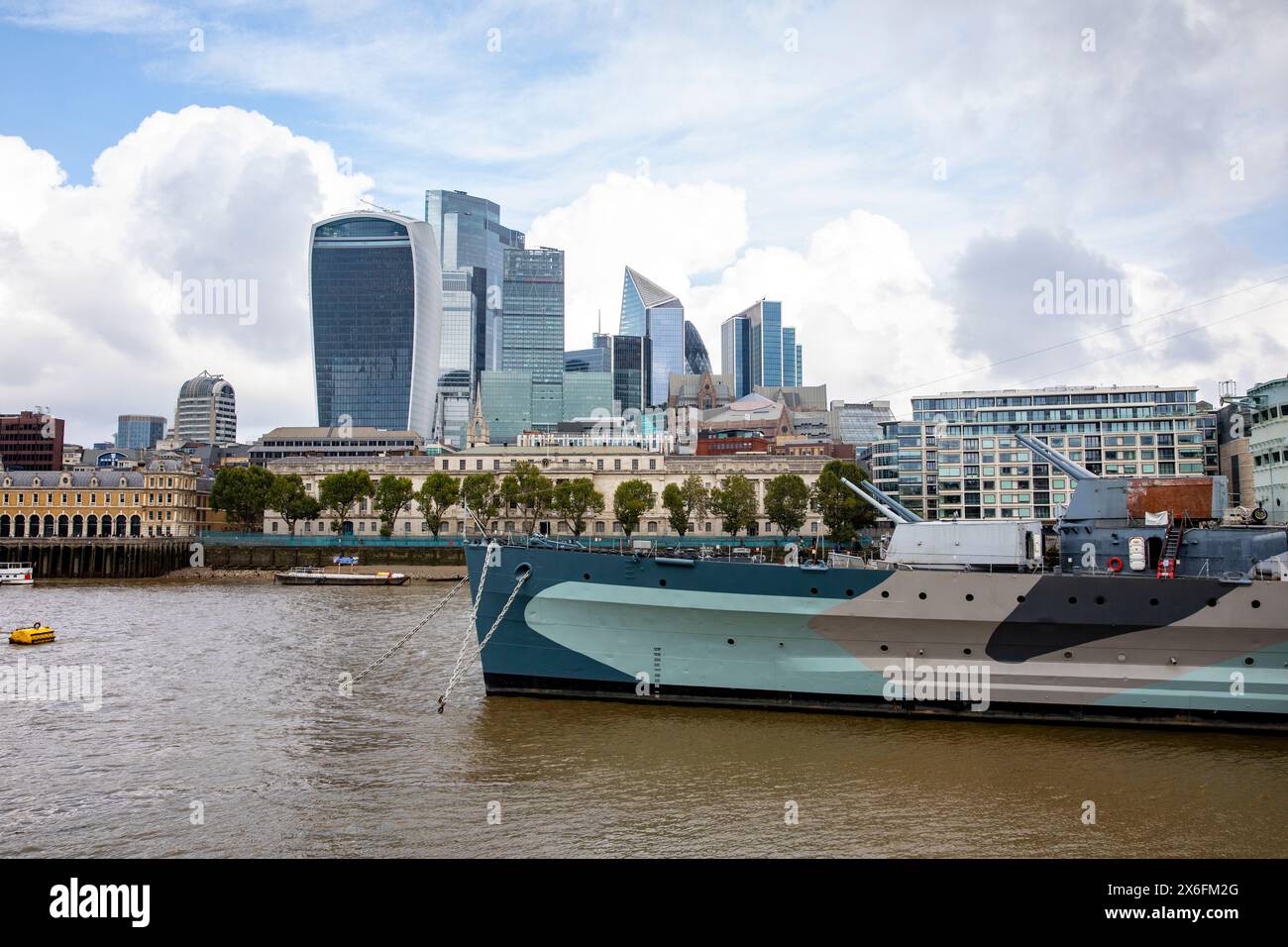 Le HMS Belfast a mis hors service le croiseur léger de la Royal Navy, maintenant un navire d'attraction touristique du musée amarré sur la Tamise, la ville de Londres gratte-ciel Banque D'Images