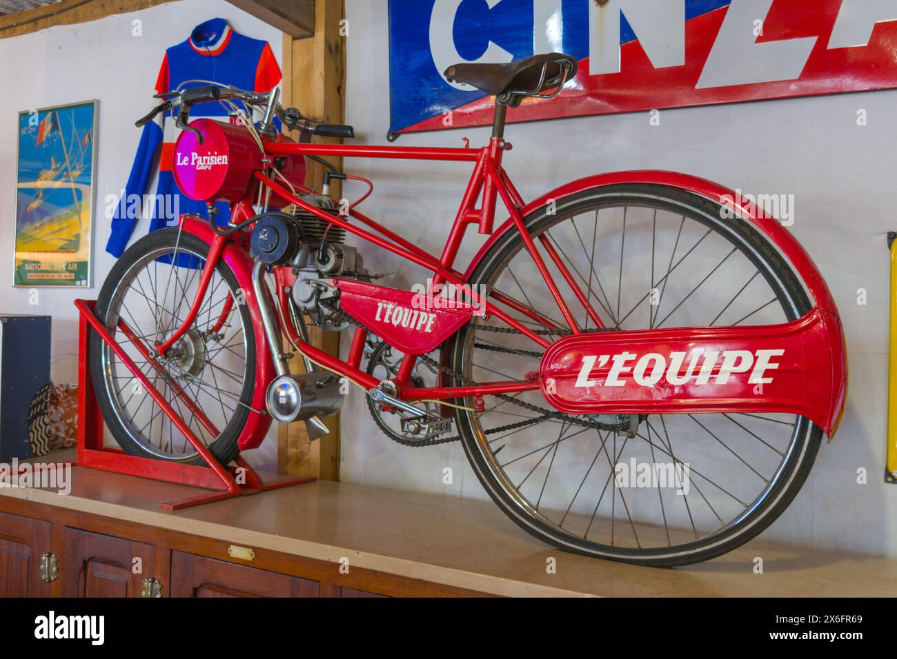 Bordeaux , France - 05 12 2024 : logo de l'équipe Derny l'Equipe marque et signe textuel sur cyclomoteur motorisé pour des événements cyclistes à moteur comme six jours Banque D'Images