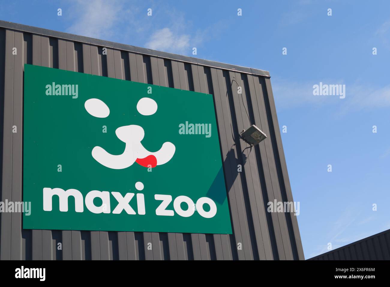 Bordeaux , France - 05 12 2024 : chaîne de marque maxi zoo logo et enseigne textuelle sur l'entrée boutique animalerie façade et accessoires pour animaux Banque D'Images