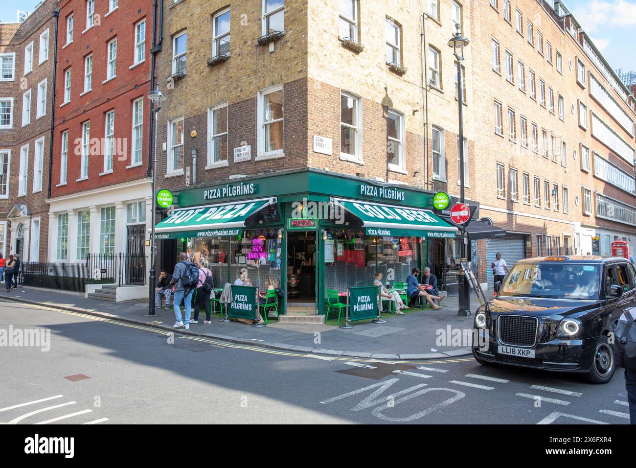 Pizza Pilgrims restaurant Dean Street Soho, avec taxi noir de Londres avec pour la location lumière sur, centre de Londres, Angleterre, Royaume-Uni, 2023 Banque D'Images