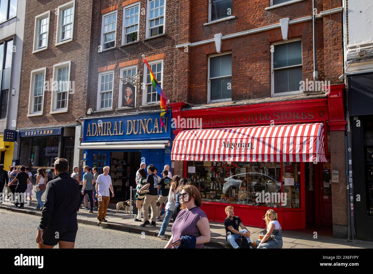 London Soho, Admiral Duncan gay bar et pub à côté des cafés algériens dans Old Compton Street, centre de Londres, Angleterre, Royaume-Uni, 2023 Banque D'Images