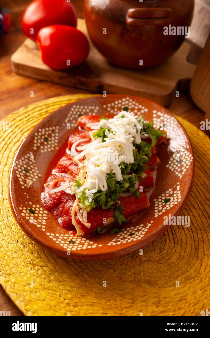Entomatadas. Aussi connu sous le nom Enjitomatadas, un plat typique de la cuisine mexicaine préparé avec tortilla de maïs, sauce tomate et farci avec chicke râpé Banque D'Images