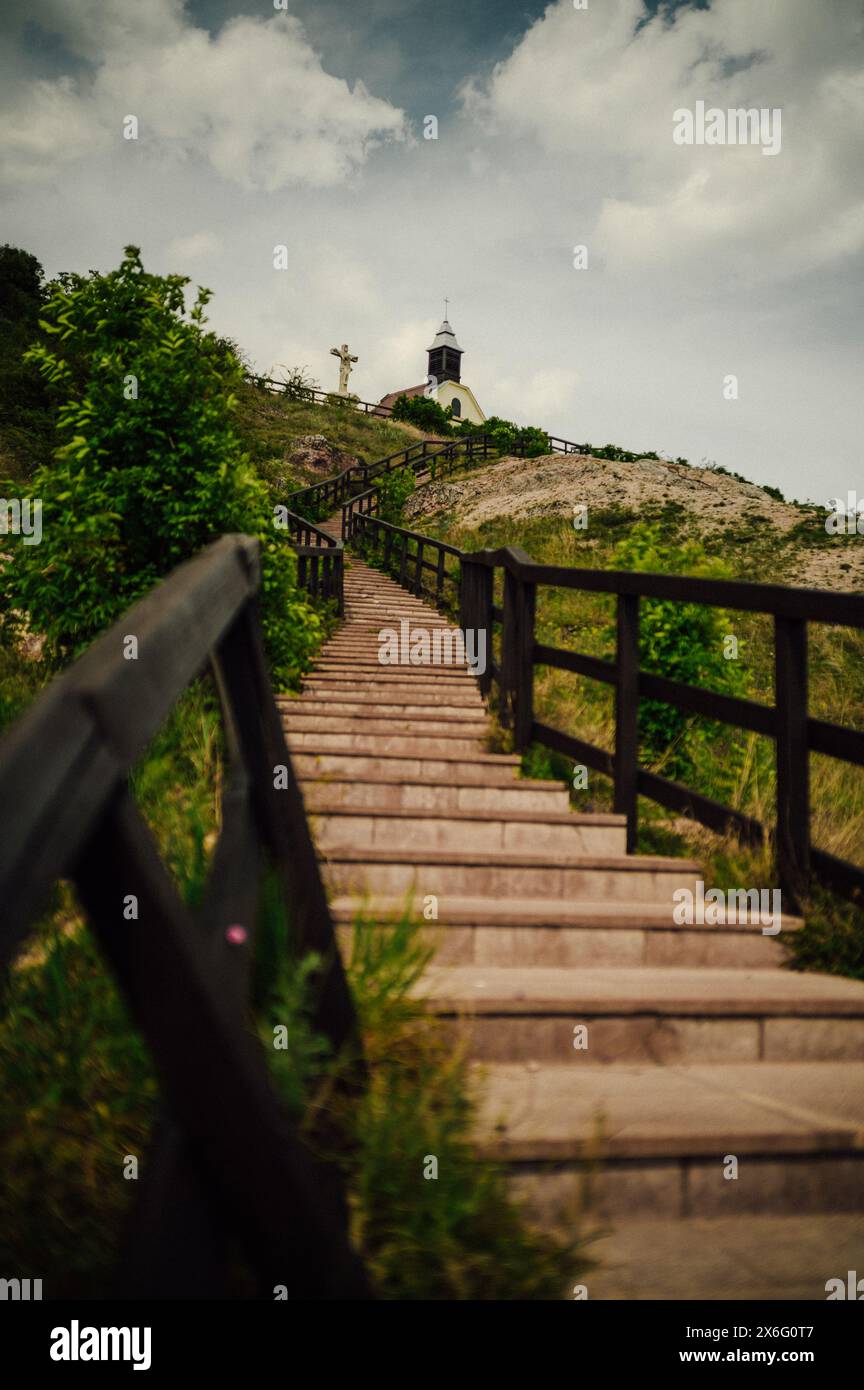 Chapelle au sommet de la colline avec des escaliers au premier plan à Budaörs Banque D'Images