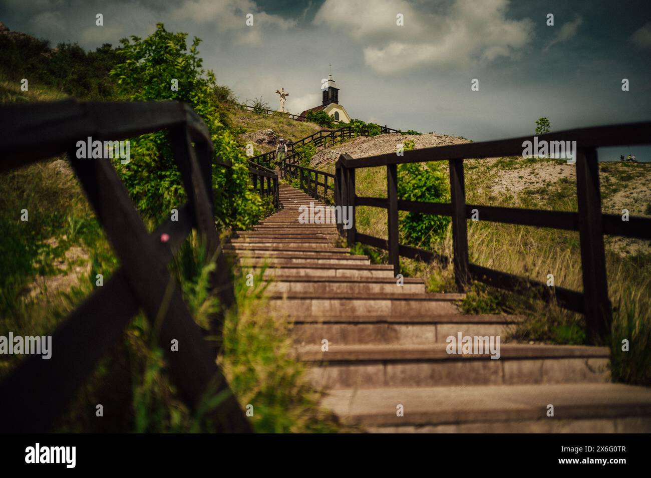 Chapelle au sommet de la colline avec des escaliers au premier plan à Budaörs Banque D'Images