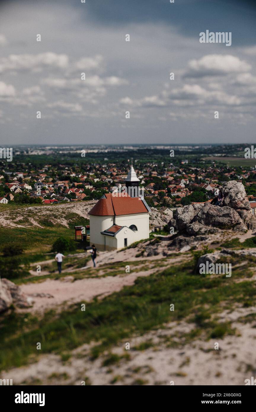 Chapelle au sommet de la colline avec des escaliers au premier plan à Budaörs Banque D'Images