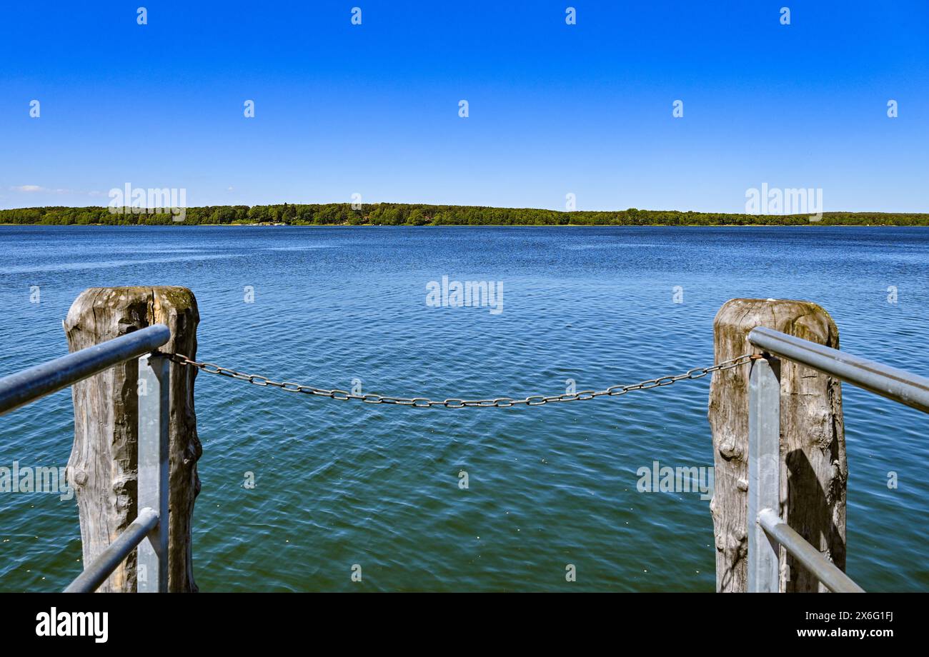 14 mai 2024, Brandebourg, Diensdorf-Radlow : vue sur le lac Scharmützelsee depuis la rive est. Selon les autorités, les eaux de baignade du Brandebourg sont d'excellente qualité au début de la saison balnéaire. Les autorités sanitaires des districts et des villes indépendantes ont évalué 230 sur 251 comme étant d'excellente qualité, a annoncé dimanche le ministère de la protection des consommateurs à Potsdam. L'eau du lac Scharmützel est également d'excellente qualité. Le plan d'eau dans la région de Storkower Land, également appelé le Märkisches Meer par Fontane, est le plus grand lac du Brandebourg avec Banque D'Images