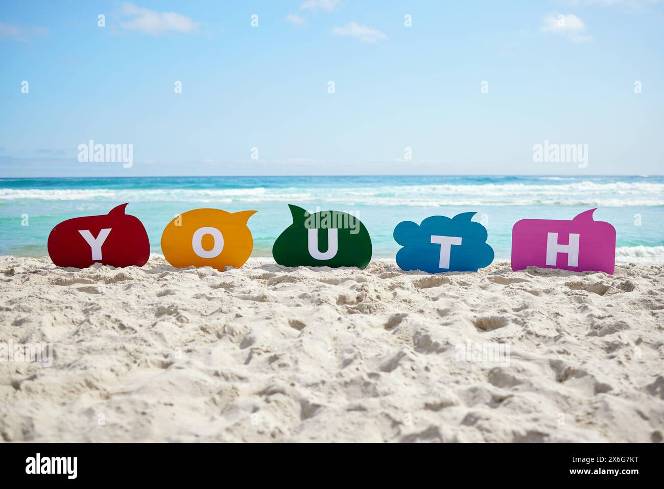 Médias sociaux, bulle de discours et la plage ou la jeunesse dans le sable avec le soleil, le texte et la communication pour des mots sur le bord de la mer. Vide, été et vacances Banque D'Images