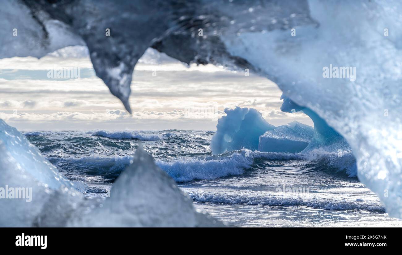 Un grand plan d'eau avec beaucoup de glace et de neige. L'eau est saccadée et la glace est dentelée, créant une sensation de mouvement et d'énergie. La scène est l'une des Banque D'Images