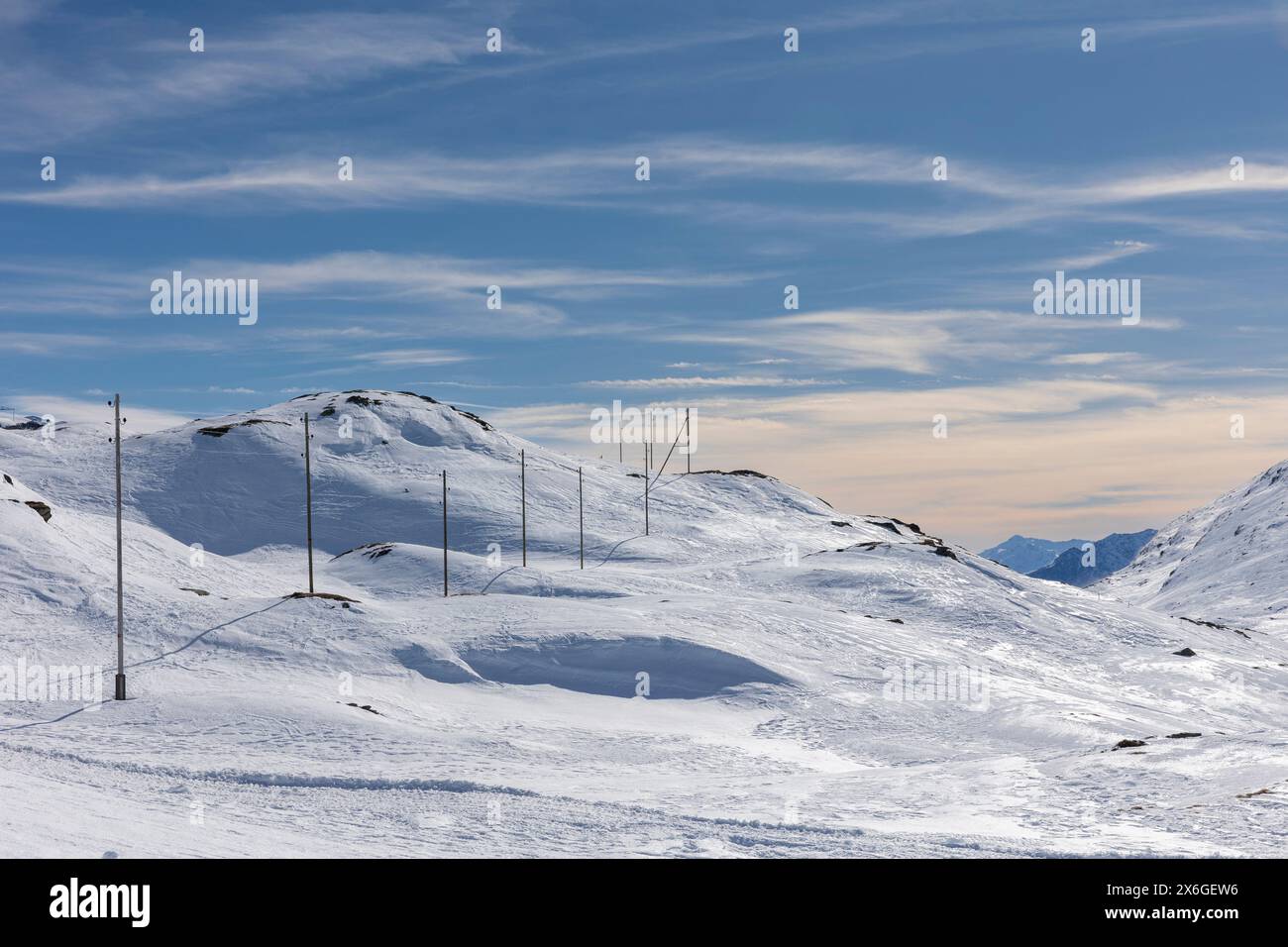 Paysage spectaculaire du col de la Bernina en Suisse lors d'une journée d'hiver avec beaucoup de soleil. Toutes les montagnes sont recouvertes de beaucoup de neige. Nobo Banque D'Images