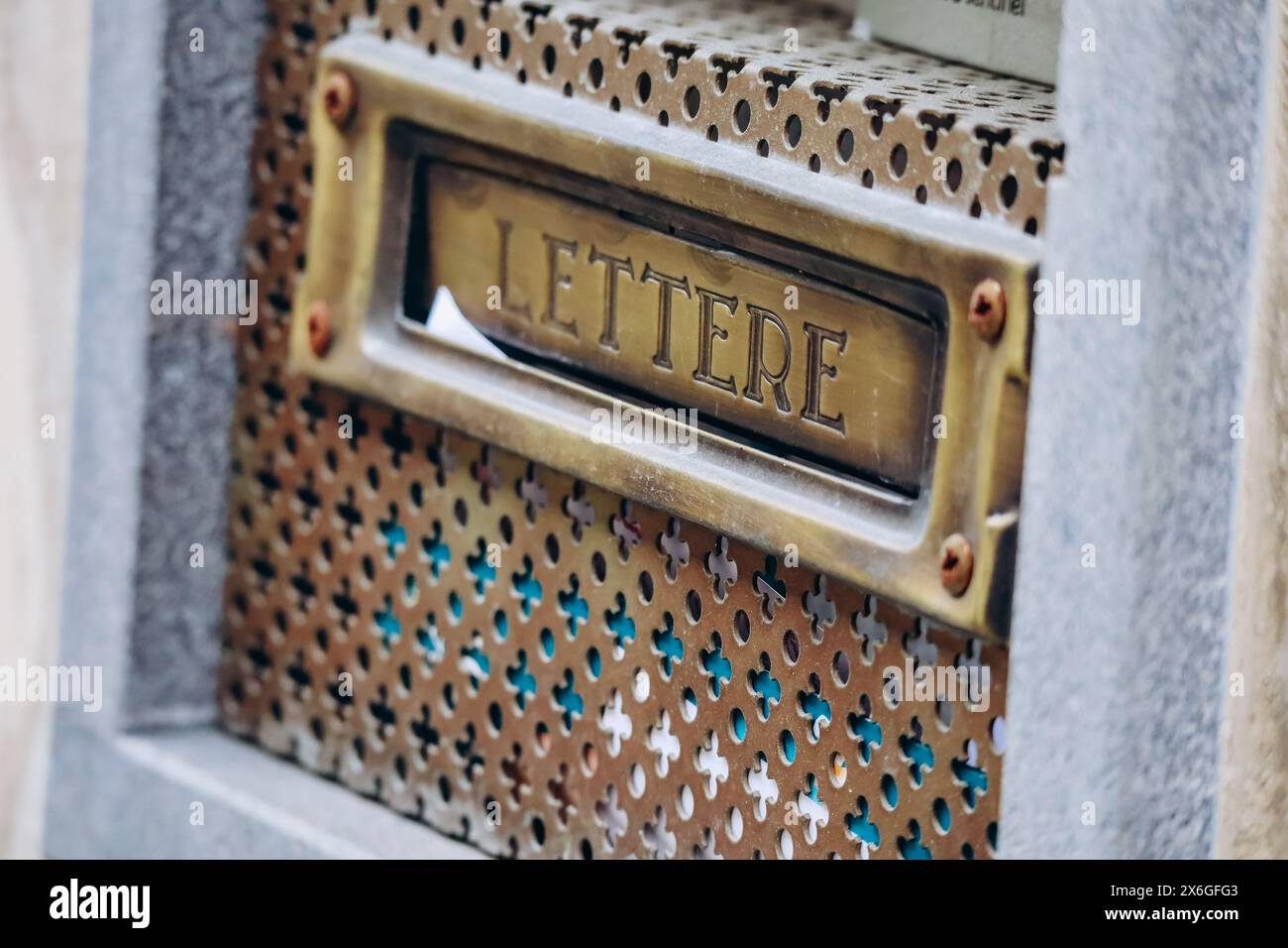 Florence, Italie - 1er janvier 2024 : emplacement de courrier antique pour les lettres sur une porte dans le centre de Florence Banque D'Images