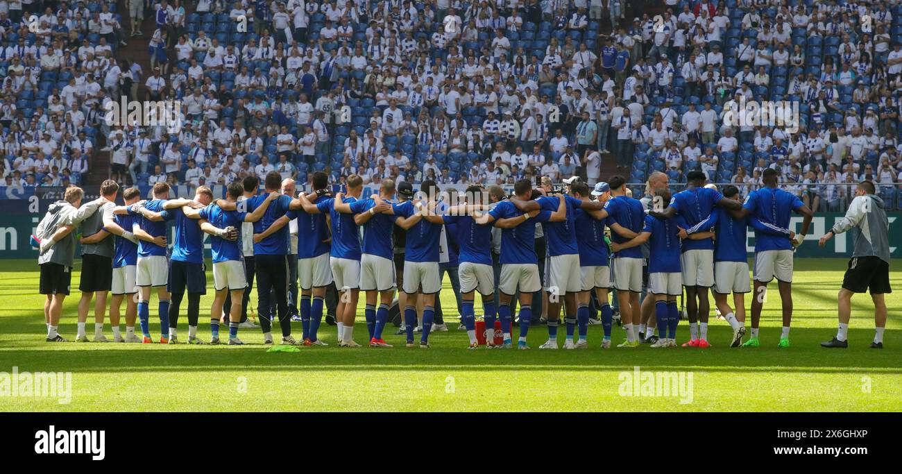 Gelsenkirchen, Deutschland. 11 mai 2024. firo : 11.05.2024 Football, Football, hommes 2.Bundesliga deuxième Bundesliga, 33. Matchday FC Schalke 04 - Hansa Rostock 2:1 FC Schalke 04 faire ses adieux aux joueurs qui ne recevront pas un nouveau contrat cercle d'équipe cercle d'équipe crédit : dpa/Alamy Live News Banque D'Images