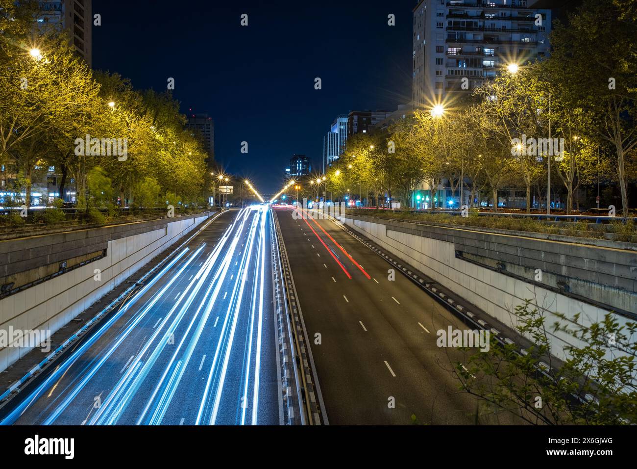 Vue panoramique nocturne de l'avenue Paseo de la Castellana dans la ville de Madrid, Espagne, Europe. Vous pouvez voir les traînées de lumière des voitures qui passent Banque D'Images