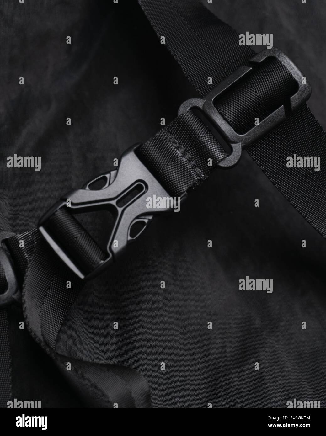 Attaches fastex en plastique noir sur les sangles d'un sac à dos en nylon noir gros plan Banque D'Images