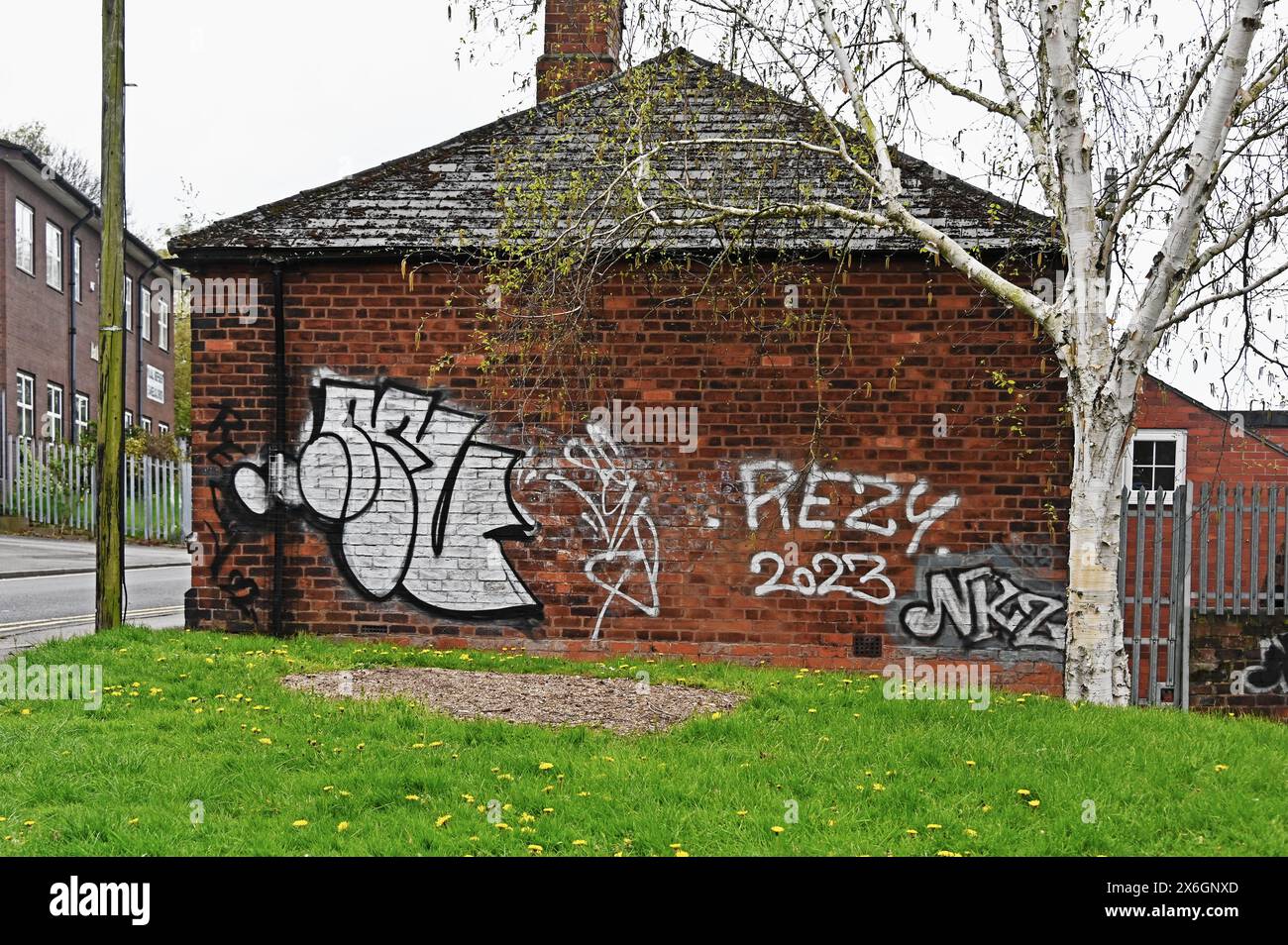 Graffiti sur le mur de la maison. Bath Street, Walsall, West Midlands, Angleterre, Royaume-Uni, Europe. Banque D'Images
