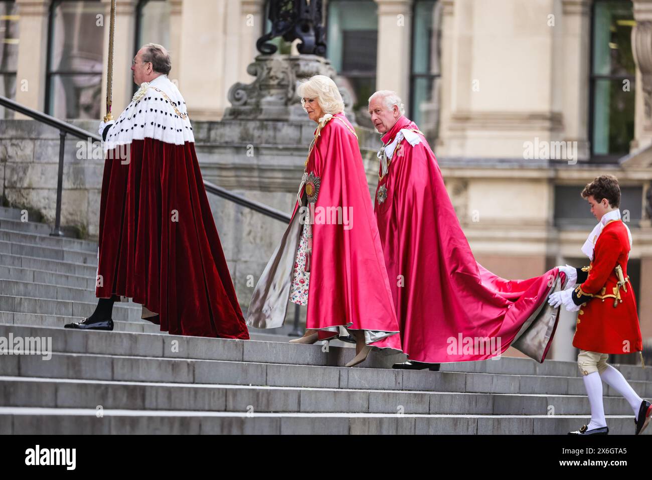 Londres, Royaume-Uni. 15 mai 2024. Le roi et la reine arrivent dans leurs robes de cérémonie, leurs Majestés la reine Camilla et le roi Charles III, accompagnés par le roi page d'honneur Lord Oliver Cholmondeley, fils de Rose Hanbury, assistent aujourd'hui à un service de dédicace pour l'ordre de l'Empire britannique à la cathédrale Saint-Paul de Londres. Le service cérémoniel est suivi par les titulaires des prix de l'ordre, ainsi que de nombreux autres. Crédit : Imageplotter/Alamy Live News Banque D'Images