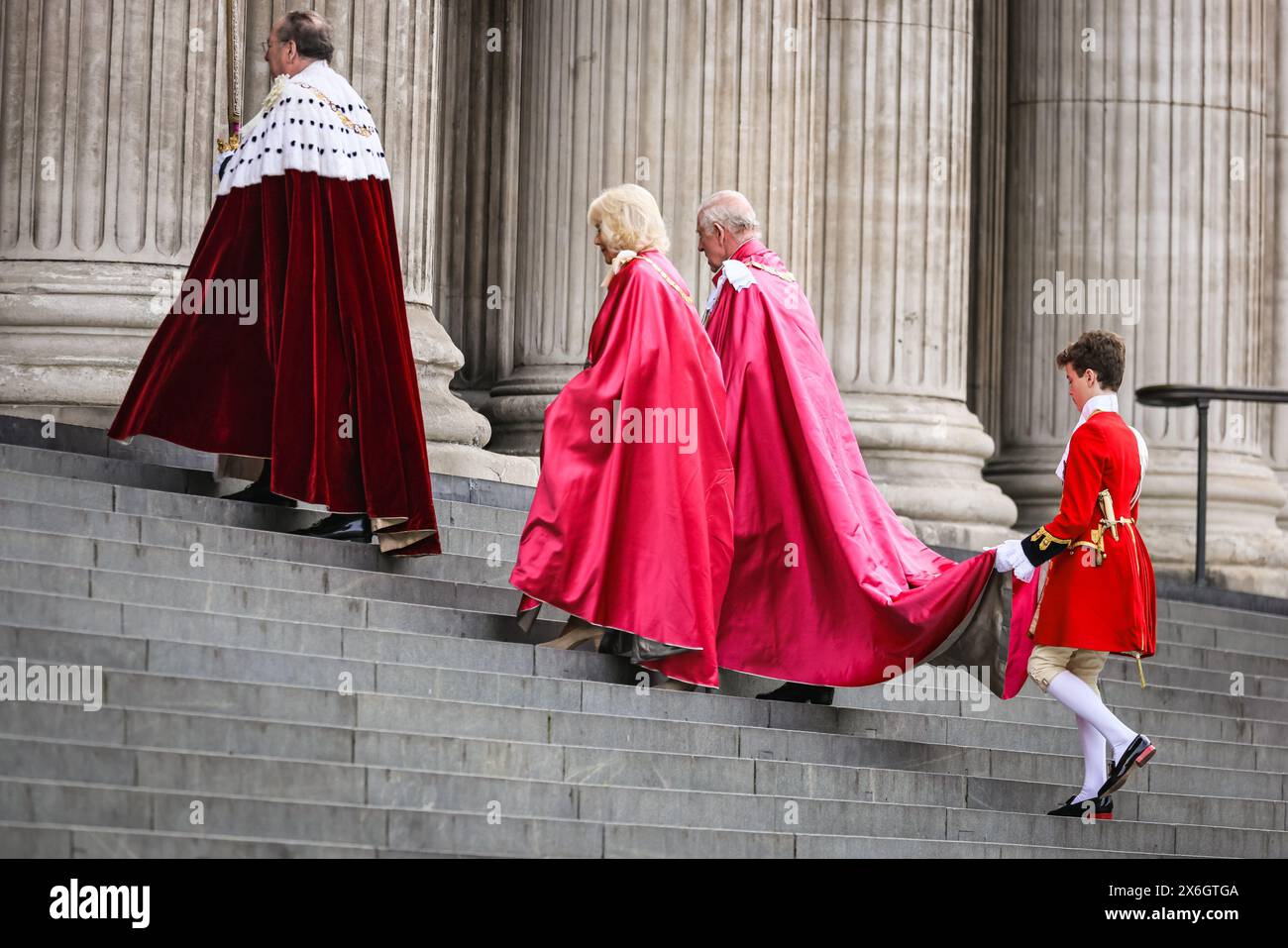 Londres, Royaume-Uni. 15 mai 2024. Le roi et la reine arrivent dans leurs robes de cérémonie, leurs Majestés la reine Camilla et le roi Charles III, accompagnés par le roi page d'honneur Lord Oliver Cholmondeley, fils de Rose Hanbury, assistent aujourd'hui à un service de dédicace pour l'ordre de l'Empire britannique à la cathédrale Saint-Paul de Londres. Le service cérémoniel est suivi par les titulaires des prix de l'ordre, ainsi que de nombreux autres. Crédit : Imageplotter/Alamy Live News Banque D'Images