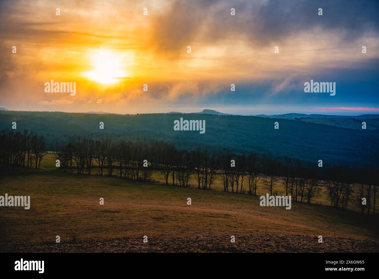 coucher de soleil, brumeux, nuageux, paysage, rhön, allemagne Banque D'Images