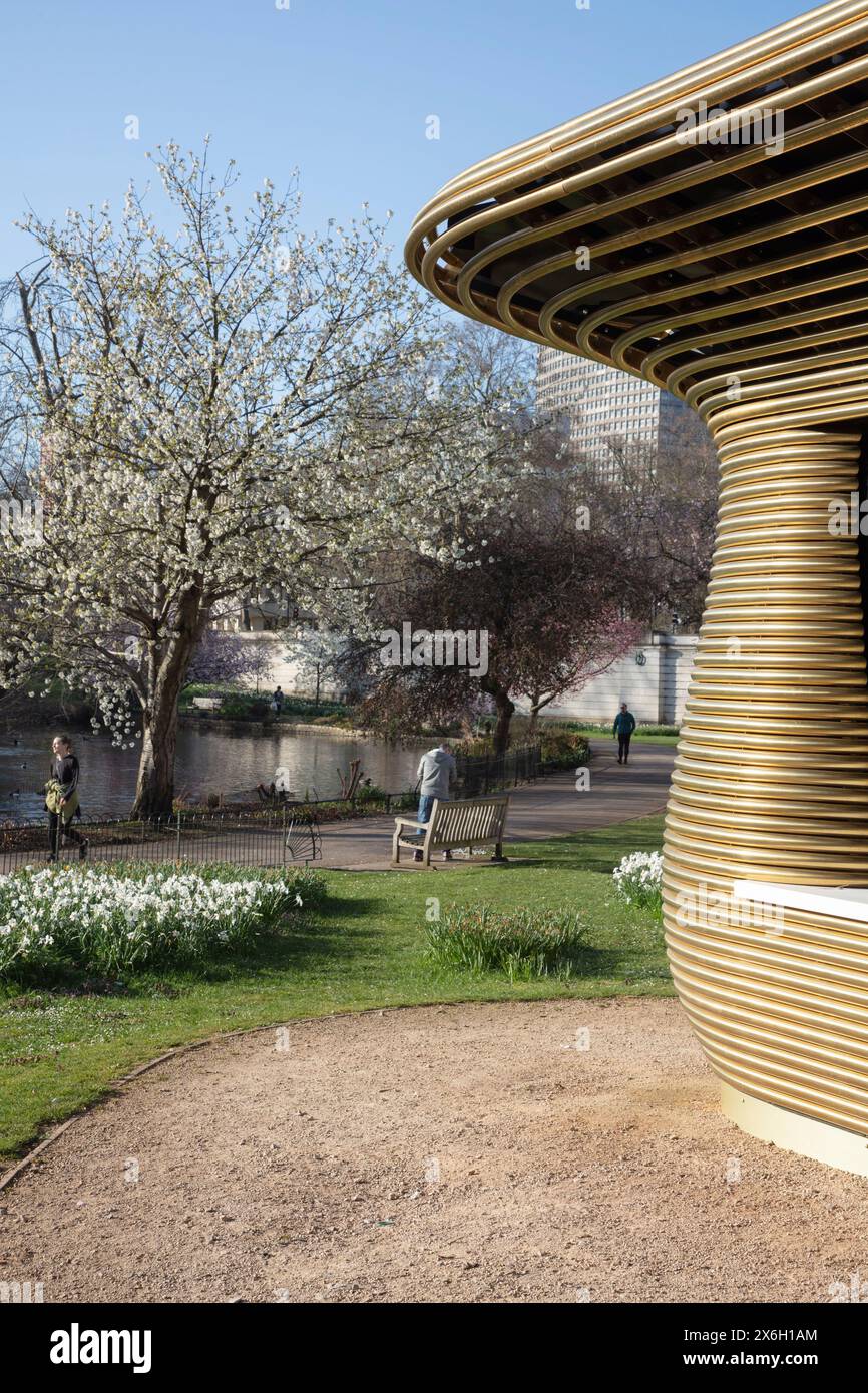 Kiosque à café au printemps. Le kiosque en fer à cheval, les parcs ...