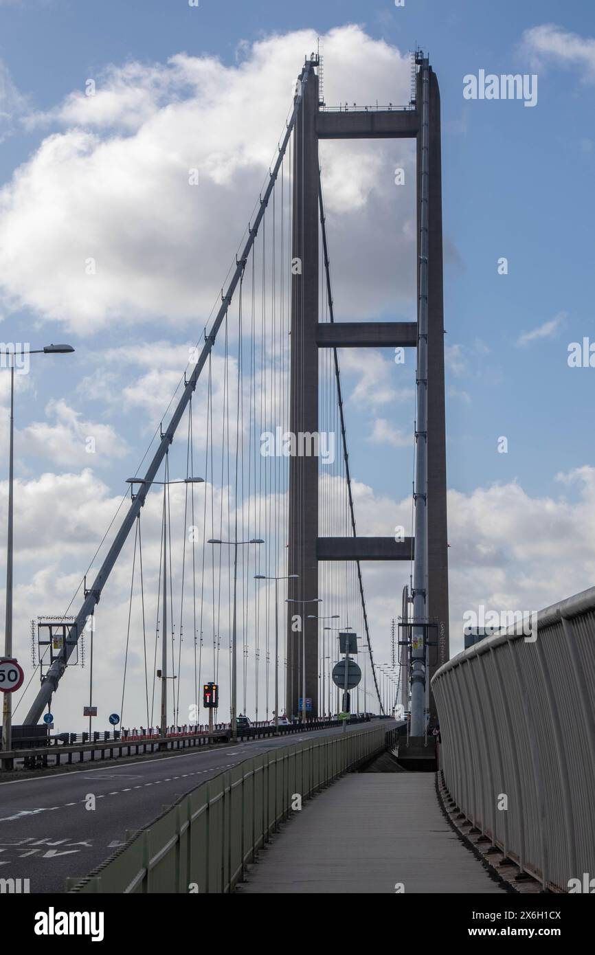 Hessle, Royaume-Uni, 14 avril 2024:- Une vue du pont Humber, à travers l'estuaire Humber de East Riding of Yorkshire au Lincolnshire Banque D'Images