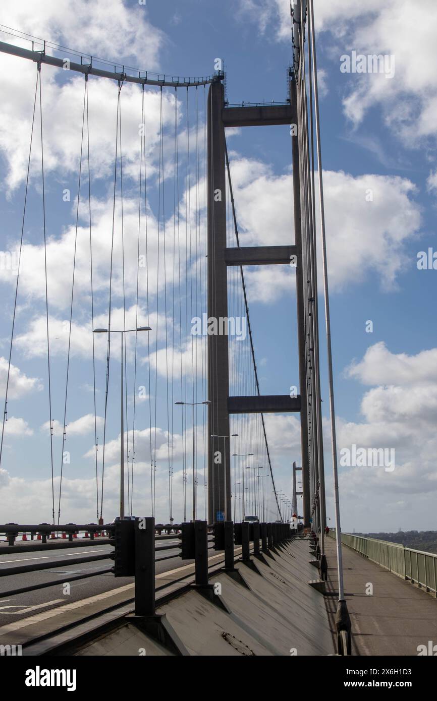 Hessle, Royaume-Uni, 14 avril 2024:- Une vue du pont Humber, à travers l'estuaire Humber de East Riding of Yorkshire au Lincolnshire Banque D'Images