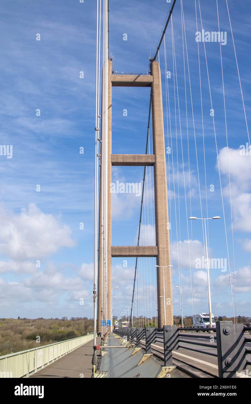 Hessle, Royaume-Uni, 14 avril 2024:- Une vue du pont Humber, à travers l'estuaire Humber de East Riding of Yorkshire au Lincolnshire Banque D'Images