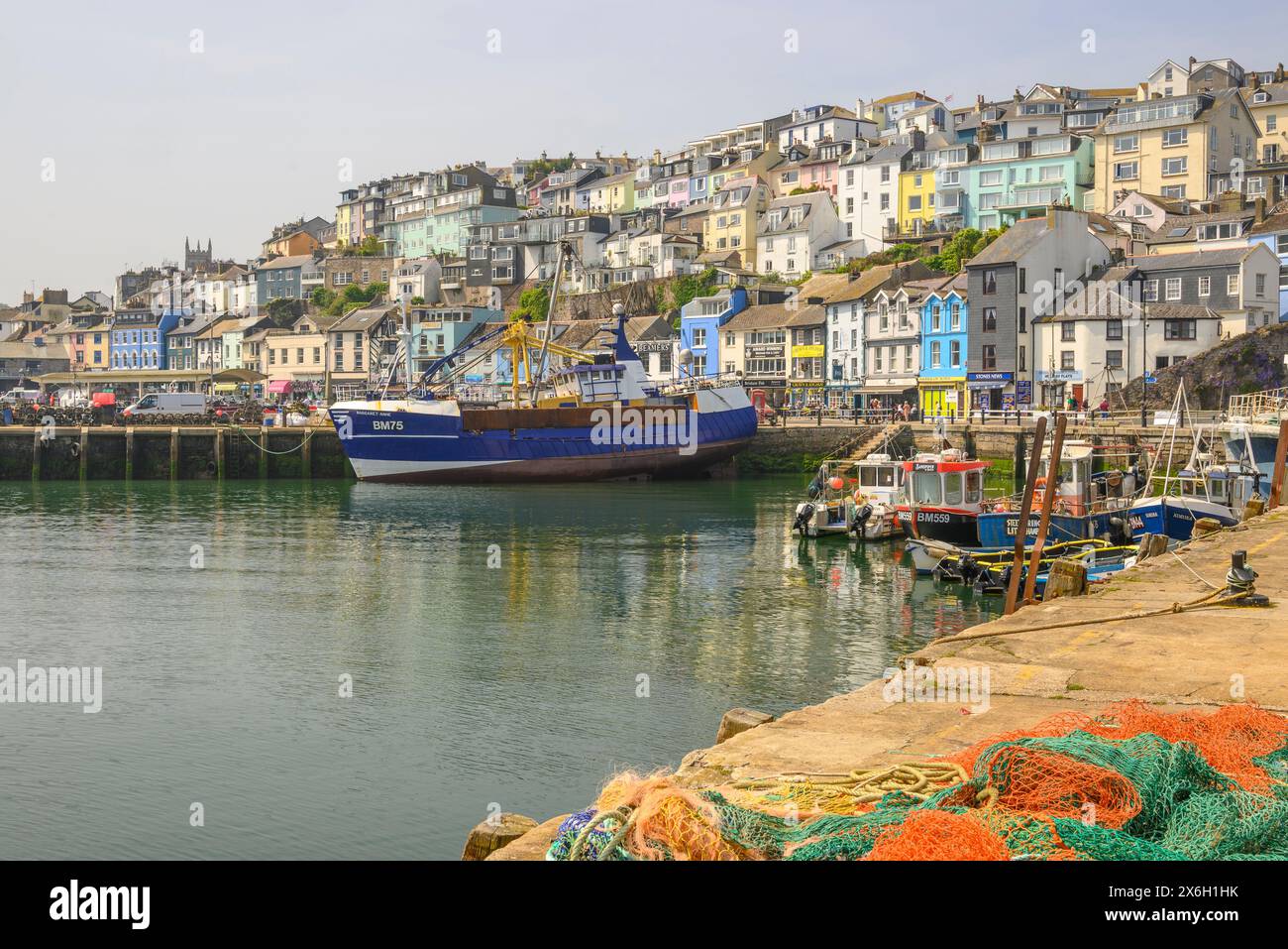 Maisons colorées et port dans la pittoresque Brixham, Devon, Angleterre, Royaume-Uni Banque D'Images