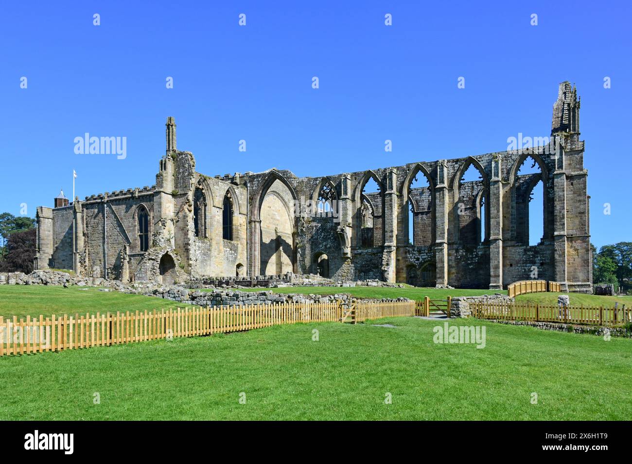 Bolton Abbey à côté de la rivière Wharfe, Wharfedale, près de Skipton, North Yorkshire, Angleterre Banque D'Images