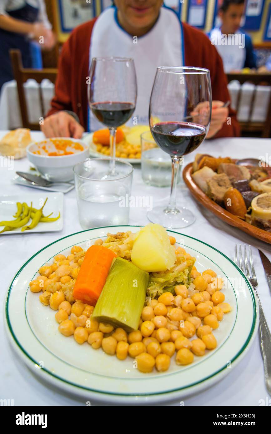 Cocido Madrileño dans un restaurant. Madrid, Espagne. Banque D'Images