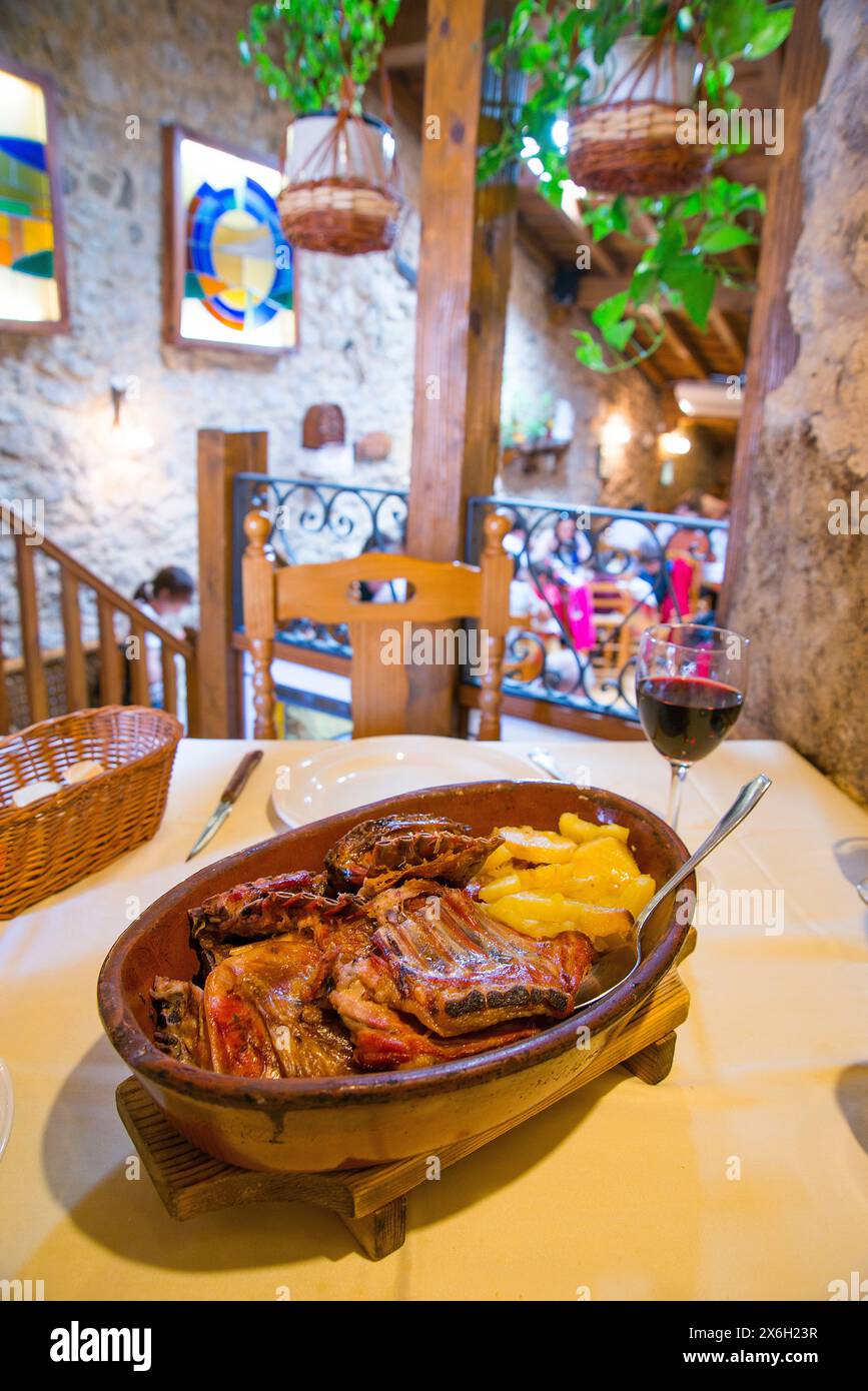 L'agneau rôti dans un restaurant. Manzanares el Real, Madrid, Espagne province. Banque D'Images