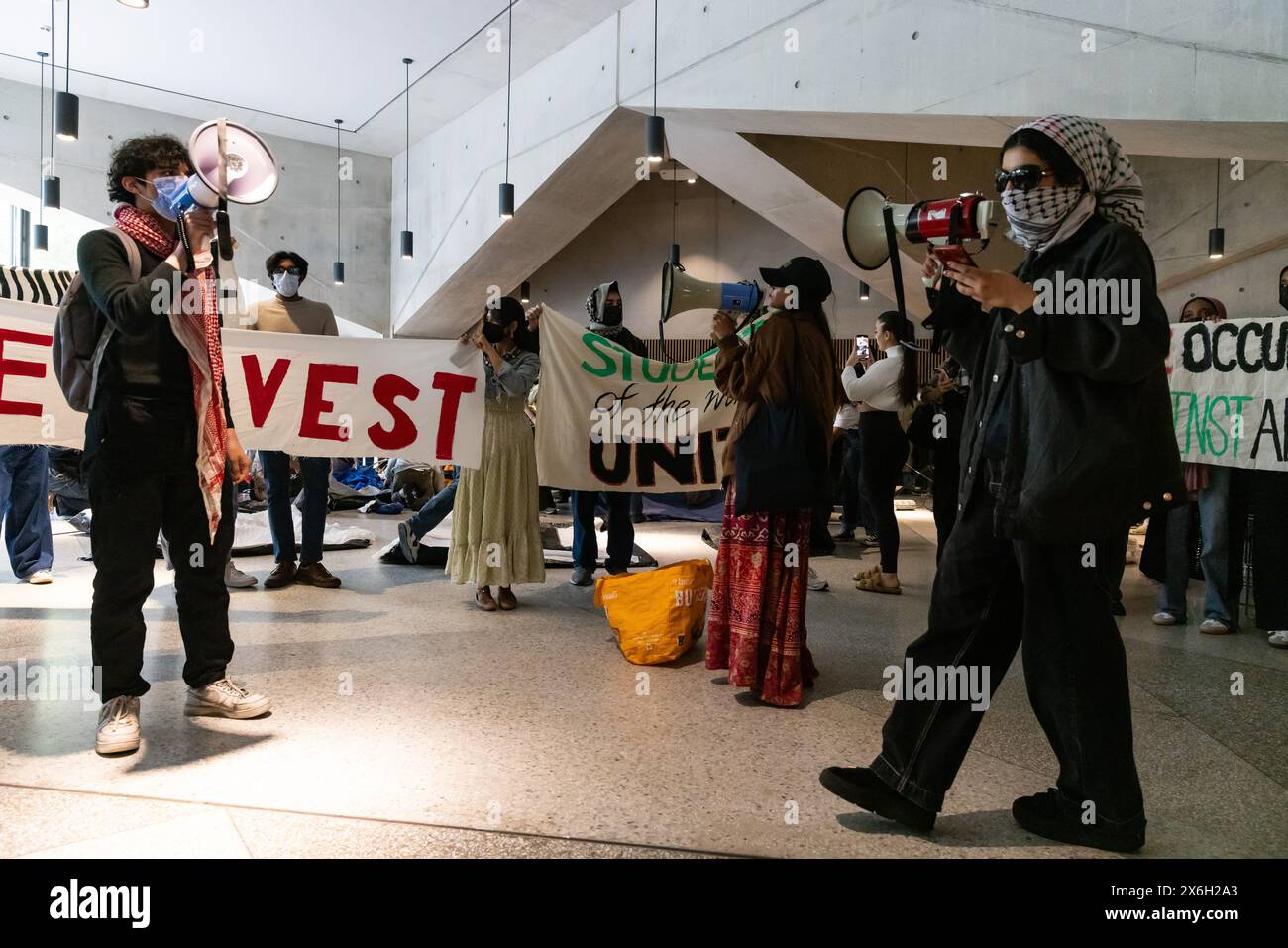 Londres, Royaume-Uni. 14 mai 2024. Les étudiants de la London School of Economics (LSE) Student Union Palestine Society occupent le rez-de-chaussée du bâtiment Marshall de la LSE après une conférence de presse pour lancer un rapport de désinvestissement. Le rapport, intitulé Assets in apartheid, examine le portefeuille d'investissements de la LSE, en particulier les investissements dans des sociétés d'armement liées à Israël et des sociétés liées aux colonies israéliennes. Les étudiants des universités du Royaume-Uni organisent des professions pour exercer une pression sur leurs établissements d'études pour mettre fin aux partenariats académiques avec Israël et se désengager d'Israël dans le cadre d'un ongoi Banque D'Images