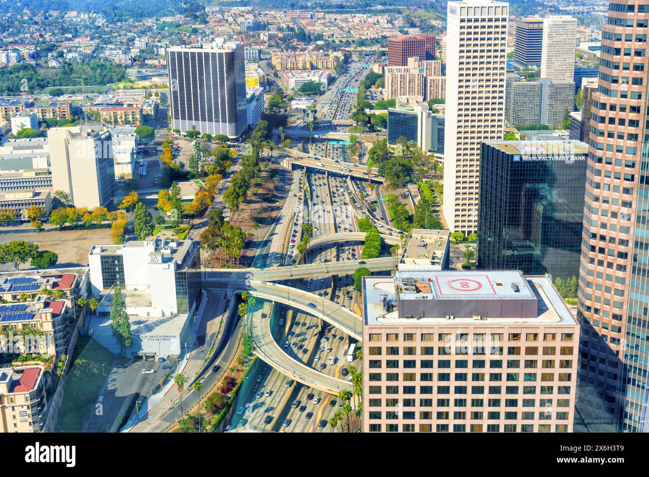 Los Angeles, Californie - 12 avril 2024 : le centre-ville de Los Angeles vu d'en haut le long de Harbor Freeway Banque D'Images