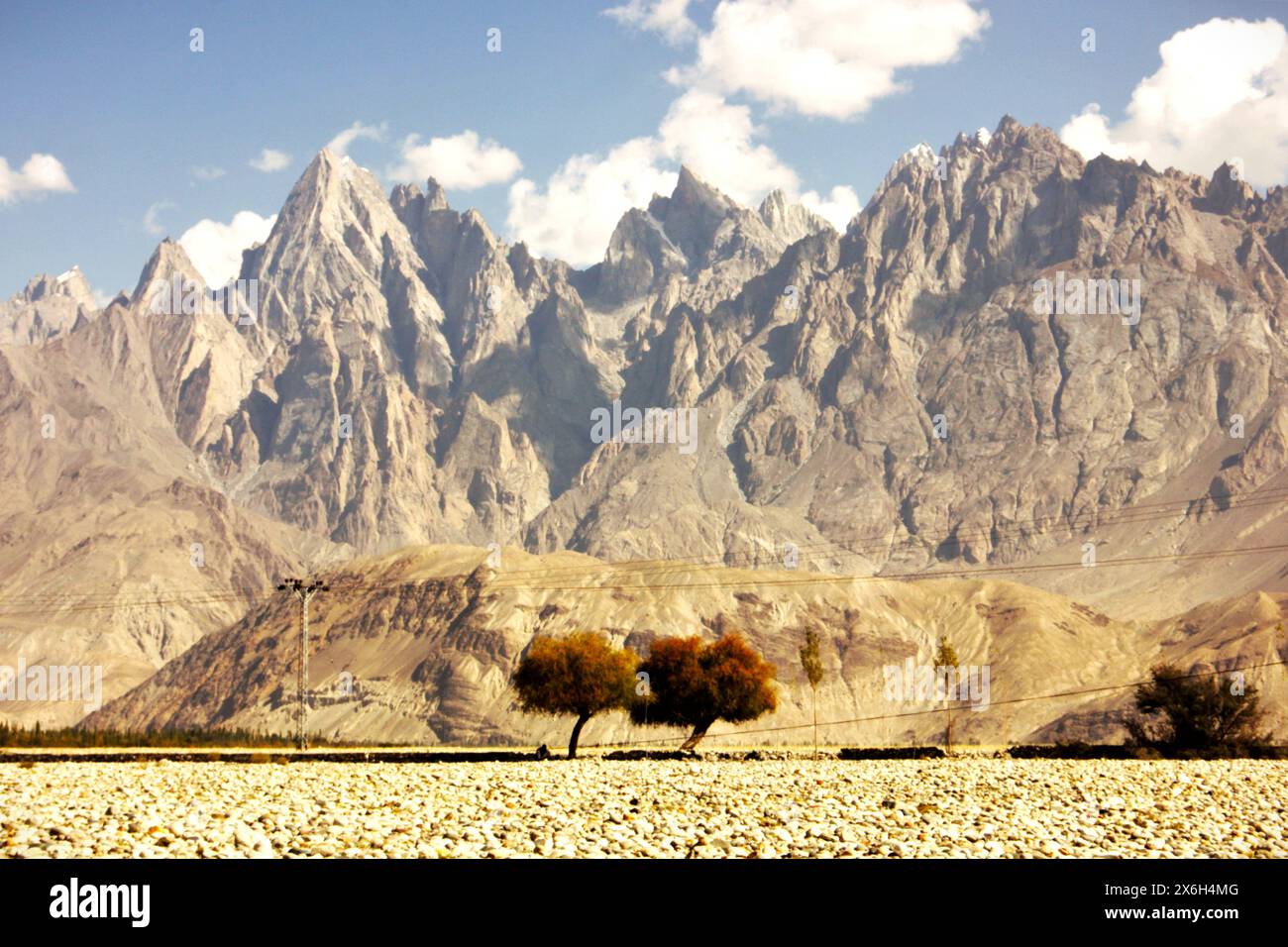 Rivière Shyok coulant à travers Saling, cônes Haldi en arrière-plan Banque D'Images