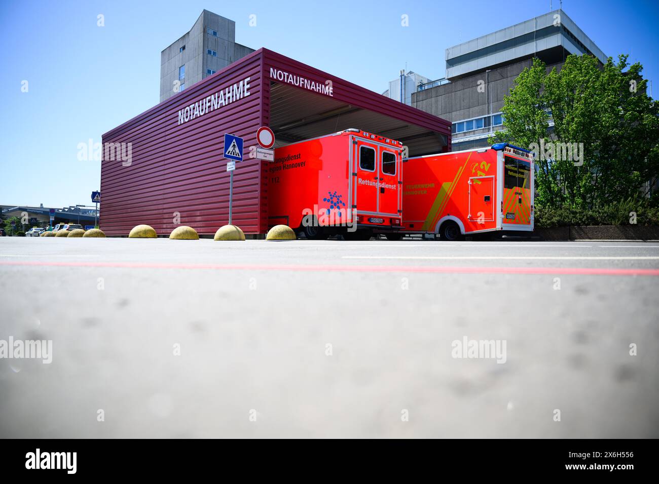 Hanovre, Allemagne. 15 mai 2024. Les ambulances sont garées à la salle d'urgence de l'école de médecine de Hanovre MHH. La réorganisation controversée des hôpitaux en Allemagne progresse. Le gouvernement envoie des plans de réforme hospitalière au parlement. Crédit : Julian Stratenschulte/dpa/Alamy Live News Banque D'Images