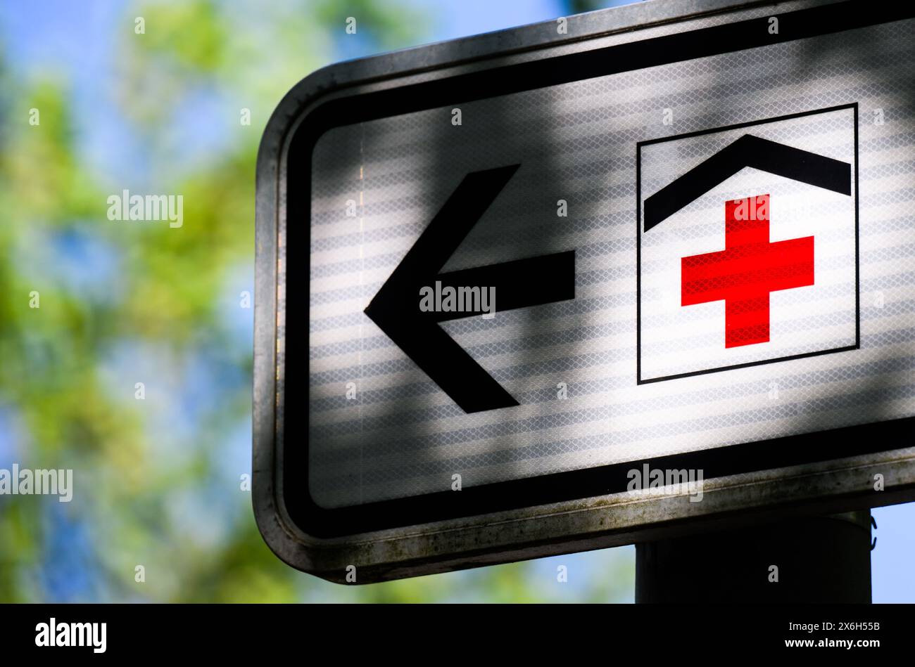 Hanovre, Allemagne. 15 mai 2024. Un panneau indique le chemin vers Hannover Medical School MHH. La réorganisation controversée des hôpitaux en Allemagne progresse. Le gouvernement envoie des plans de réforme hospitalière au parlement. Crédit : Julian Stratenschulte/dpa/Alamy Live News Banque D'Images