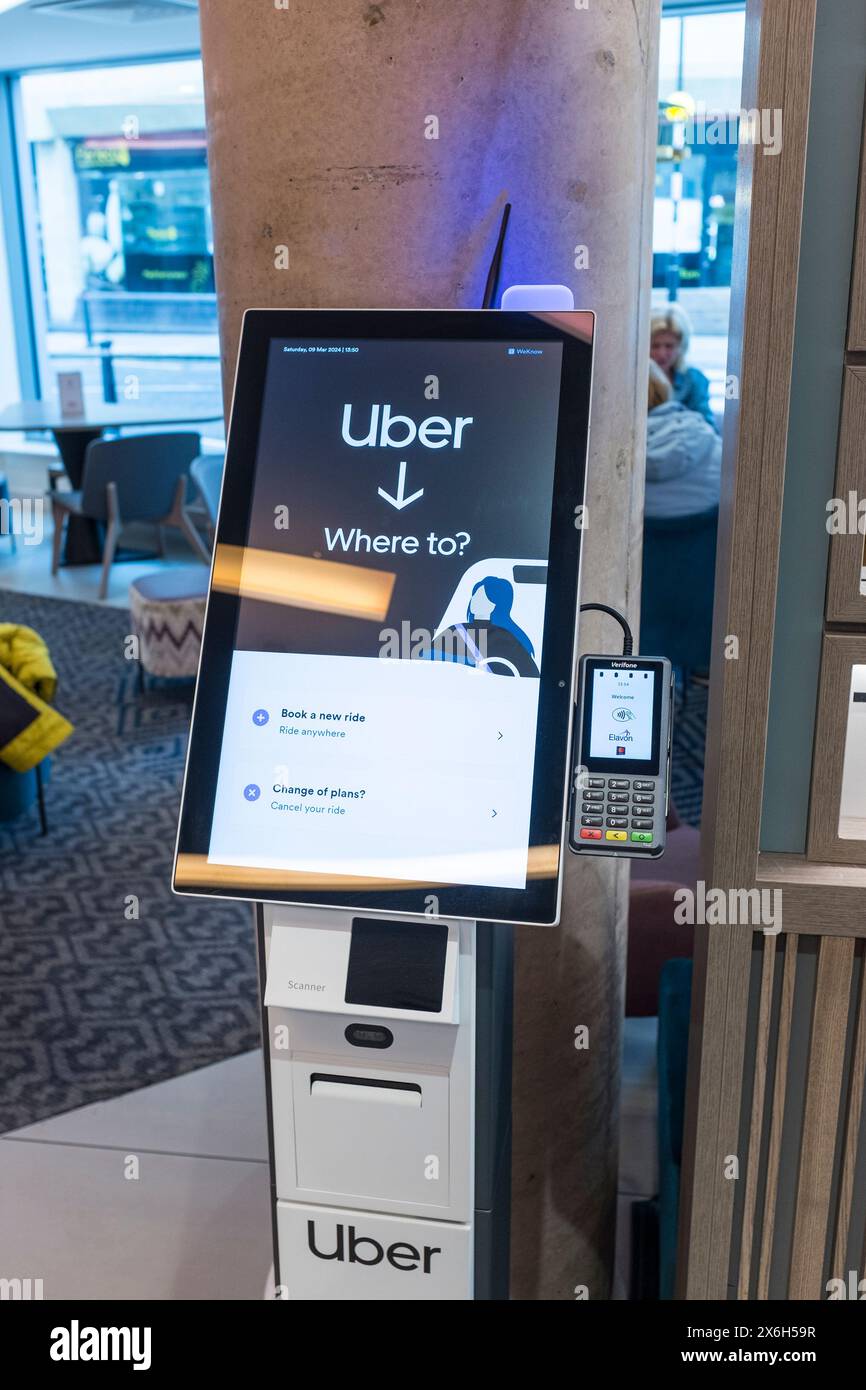 Appareil de commande à écran tactile Uber Taxi installé dans le salon de l'hôtel, Bath, Somerset, Royaume-Uni Banque D'Images